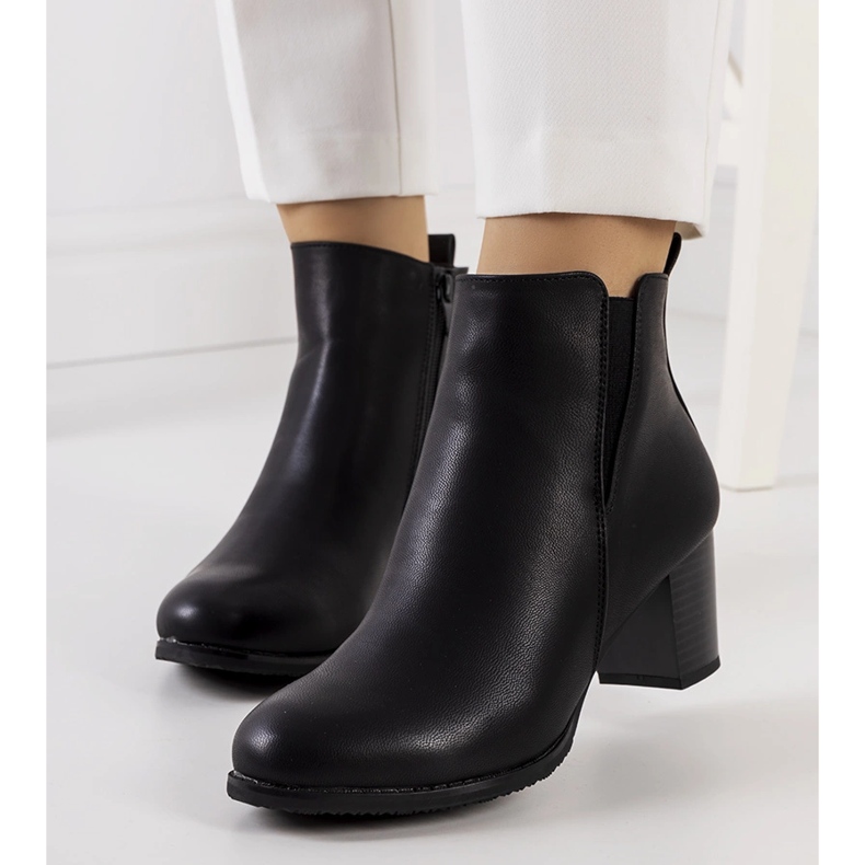 Bottes noires sur le poste du mendiant le noir 1