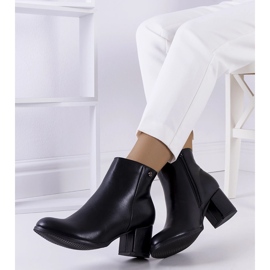 Bottes noires sur le poteau de l'éco-cuir Durnatel 1