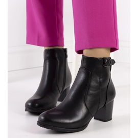 Bottes noires sur un poteau bas de Bogota le noir 1