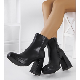 Bottines noires sur le poteau de Jilin le noir 1