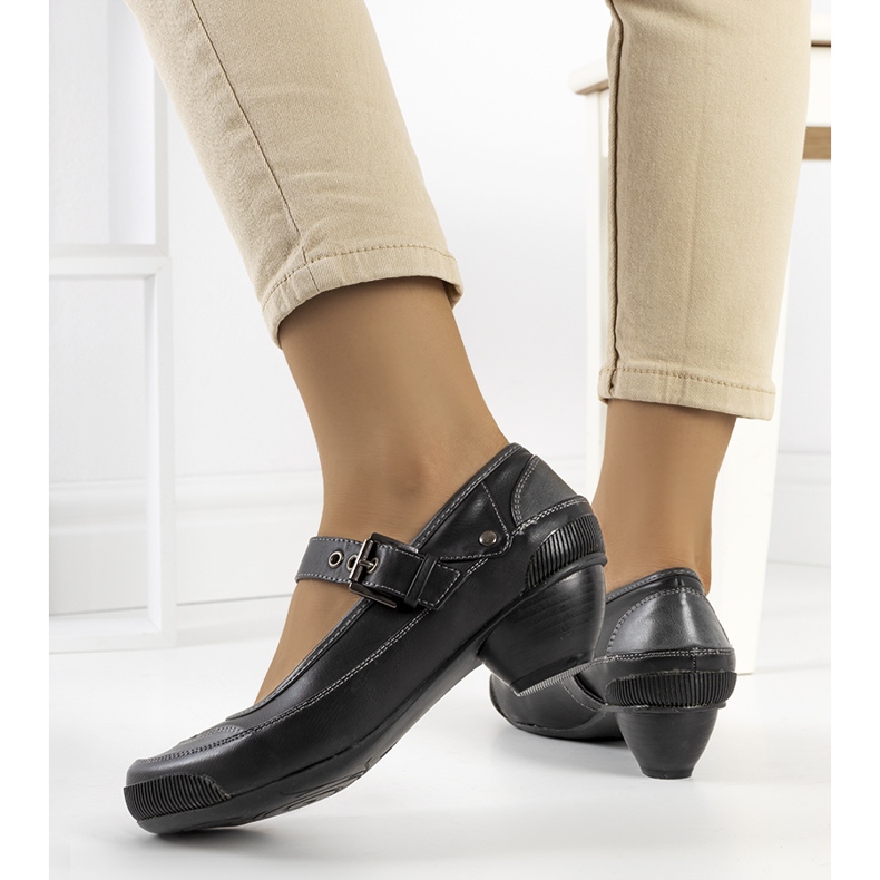 Escarpins noirs fermés par une bride Via 1