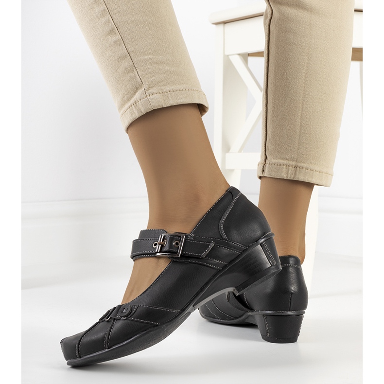 Escarpins noirs fermés par une ceinture Gomez le noir 2