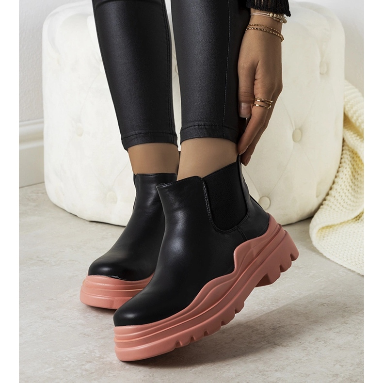 Bottes noires sur la plateforme Tausel rose 1