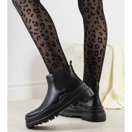 Bottes noires sur la plateforme Tausel 1