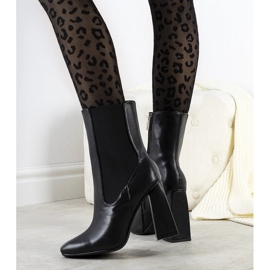 Bottes noires d'un poste stable de Viridia 1