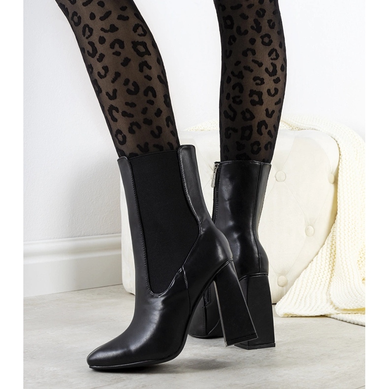 Bottes noires d'un poste stable de Viridia le noir 1