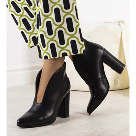 Bottines noires avec une coupe décorative Rodri le noir 1