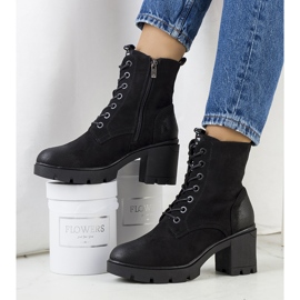 PA1 Bottines à talons en daim noir de Chichig 1