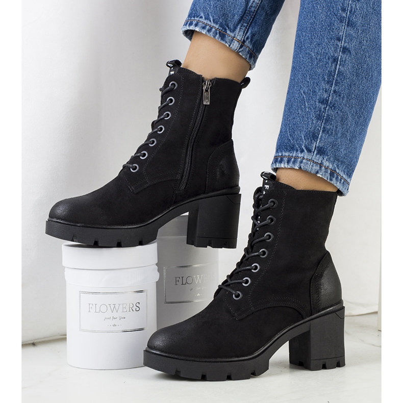 PA1 Bottines à talons en daim noir de Chichig 1