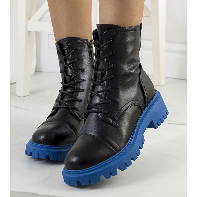 Bottes noires sur une semelle Rukit bleue 1