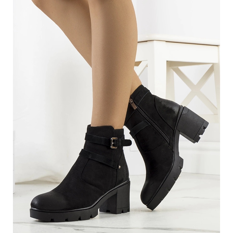 Bottes noires sur une semelle de tracteur Lamaris 1