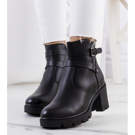 Bottes noires sur une semelle de centret de tracteur le noir 1