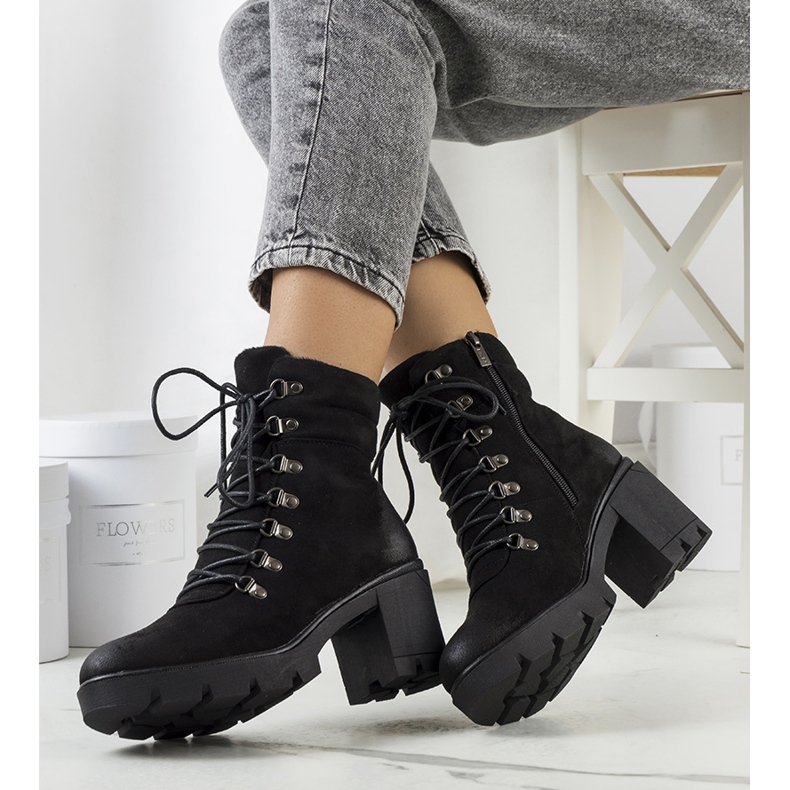 PA1 Bottes noires sur le poste de Langesko le noir 1