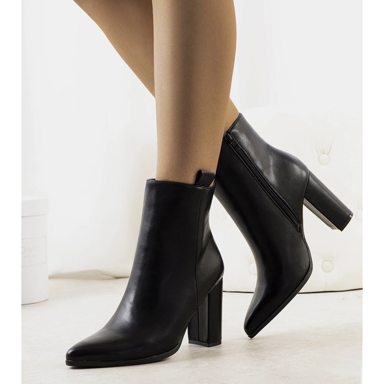 Bottes noires sur le poste Eduar 1