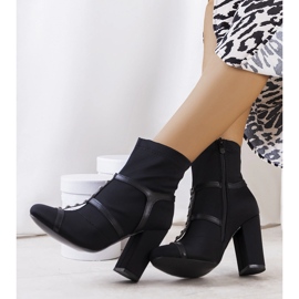 Bottes noires sur le poste Dagma 1