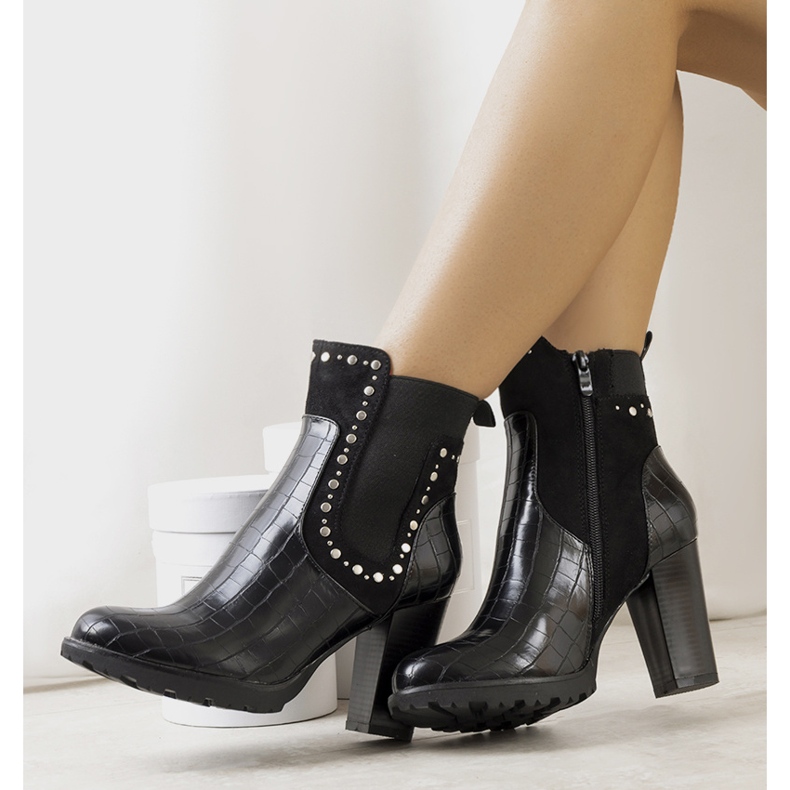 BM Bottes noires sur le poteau Marconi le noir 1