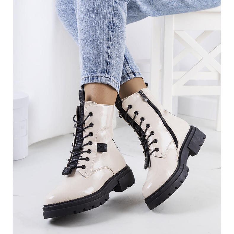 PA1 Bottes laquées beiges de Casies 1 PA1 Bottes laquées beiges de Casies 1