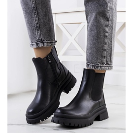 Bottines noires sur la plateforme d'Alain le noir 1