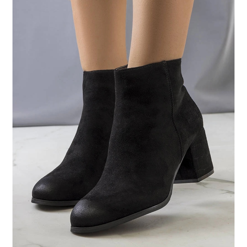 Bottines noires sur le poteau Silas le noir 1