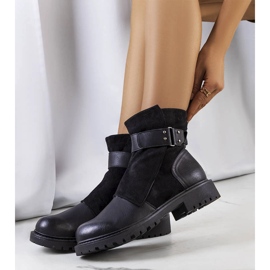 Bottes noires avec une ceinture de Kevin le noir 1