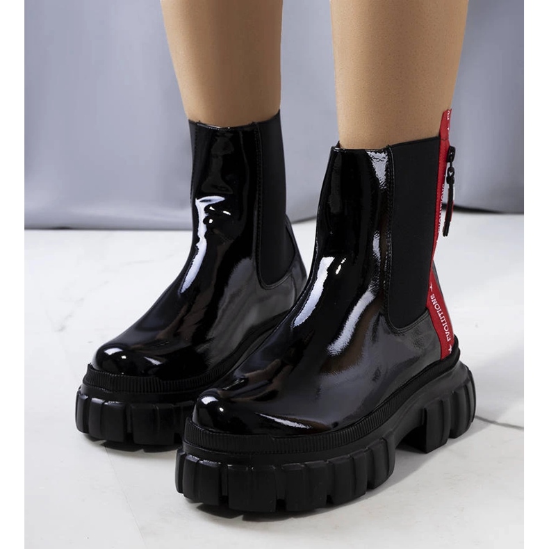 Bottes en cuir verni noir de Casta 1