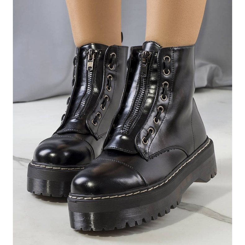 PA1 Bottes noires sur la plateforme Kenti 1