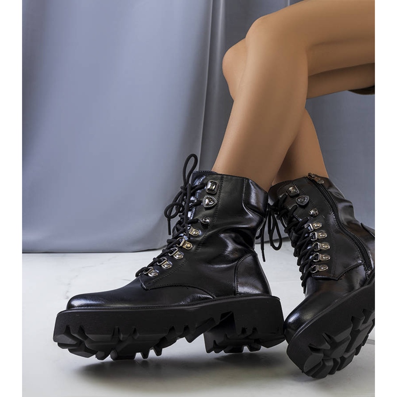 PA1 Bottes noires sur une semelle de tracteur Delle 1