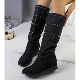 PA1 Bottes noires sur le coin Mercato 1