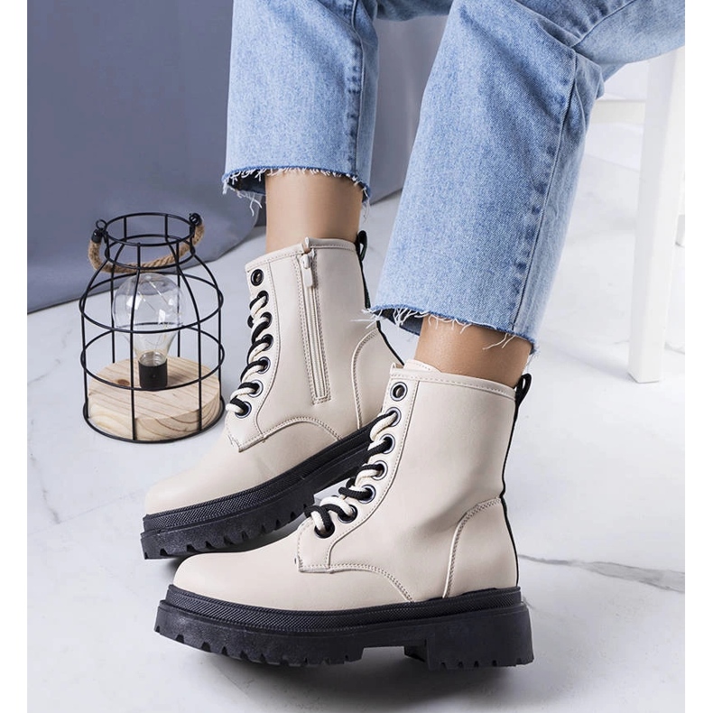 Bottines isolées beiges par Jolene 1