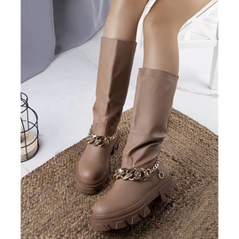 Bottes isolées brunes de Cumia beige 1