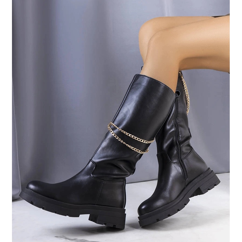 Bottes noires isolées avec une chaîne Moruz le noir 1