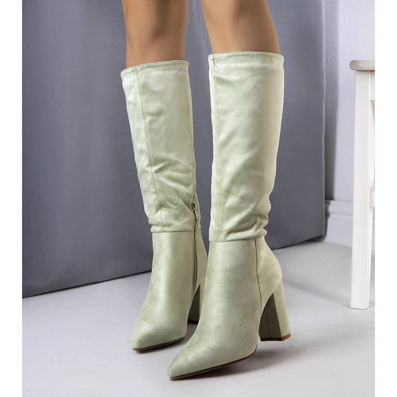 Bottes isolées vertes sur le poteau Narcis 1