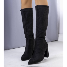BM Bottes noires isolées sur le poteau Narcis 1