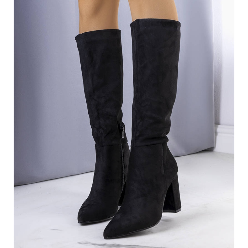 BM Bottes noires isolées sur le poteau Narcis 1
