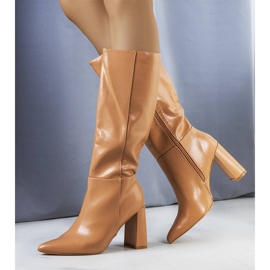 Bottes beiges sur le poste Adair 1 Bottes beiges sur le poste Adair 1