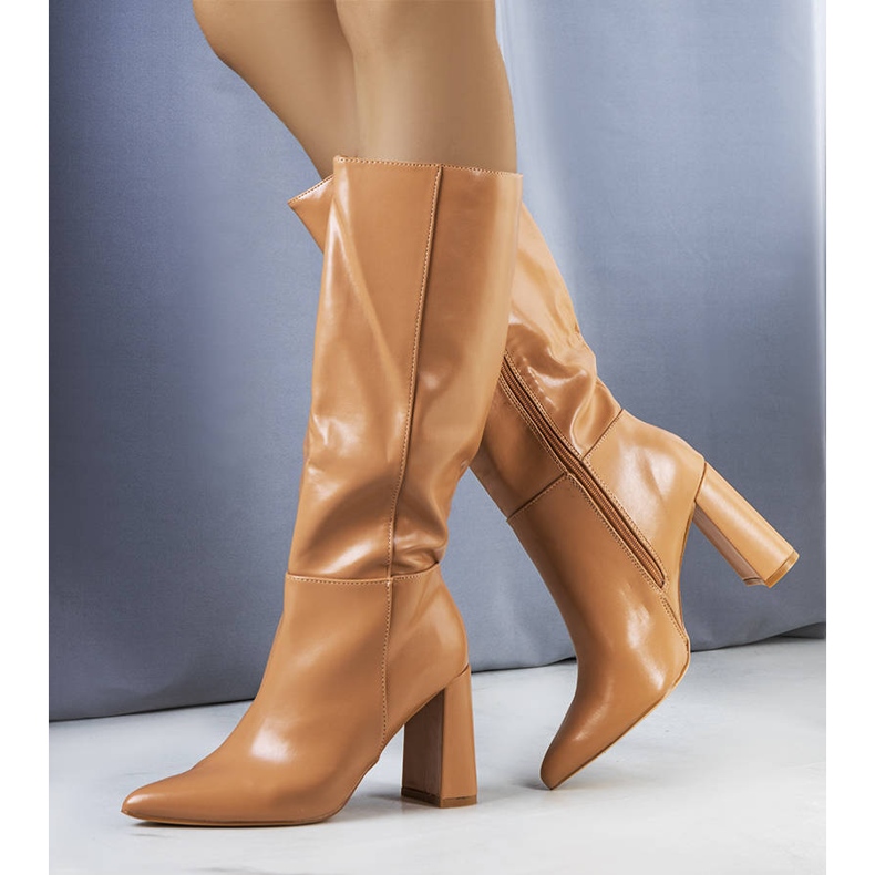 Bottes beiges sur le poste Adair 1 Bottes beiges sur le poste Adair 1