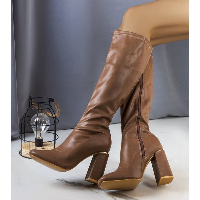 Bottes marron sur le poteau de Sarabi brun 1