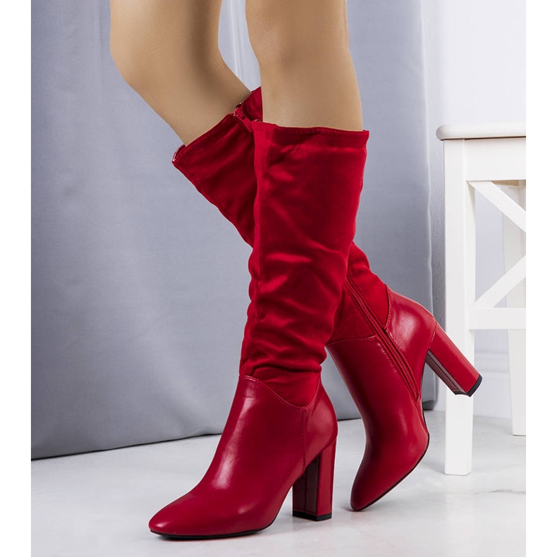 Bottes chaudes rouges sur le poste Delfor 1