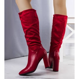 Bottes chaudes rouges sur le poste Delfor 2