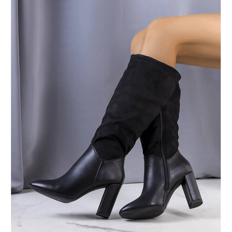Bottes chaudes noires sur le poste Delfor le noir 1