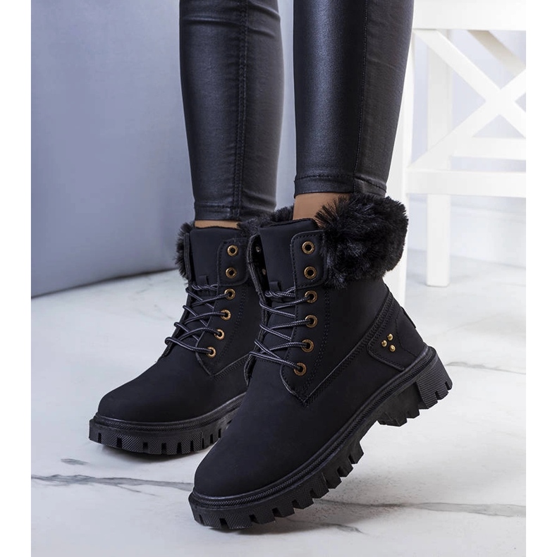 Bottes noires isolées avec fourrure de Brigi le noir 1