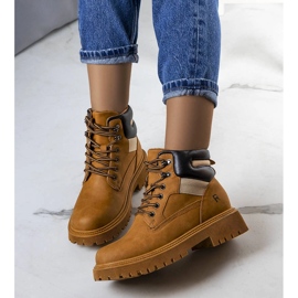 Bottes isolées marron par Nadel brun 1
