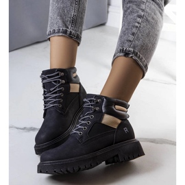Bottes noires isolées par Nadel le noir 1