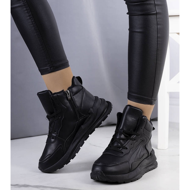 Baskets isolées noires de Tasma 1