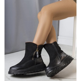 Bottes isolées noires sur la plateforme Niklas 1