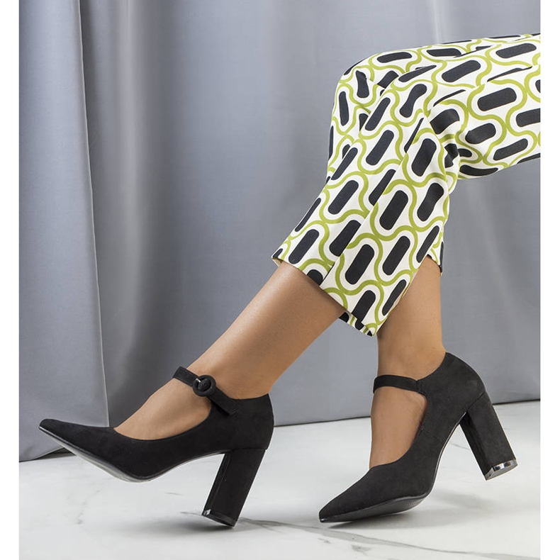 Escarpins noirs sur le poste Keller le noir 1