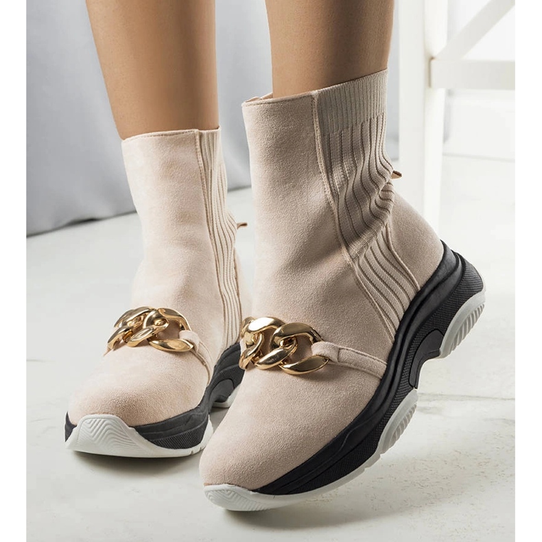 Bottes isolées beiges avec chaîne Ulster 1