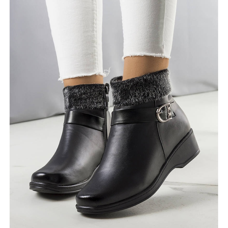 PA1 Bottes noires isolées sur le coin Bryson 1