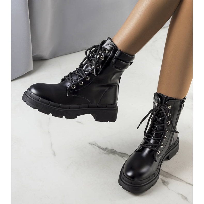 Bottes isolées noires d'Anfisa 1