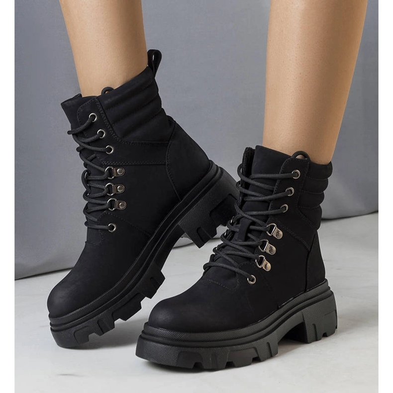 Bottes noires sur une semelle Lyric massive 1